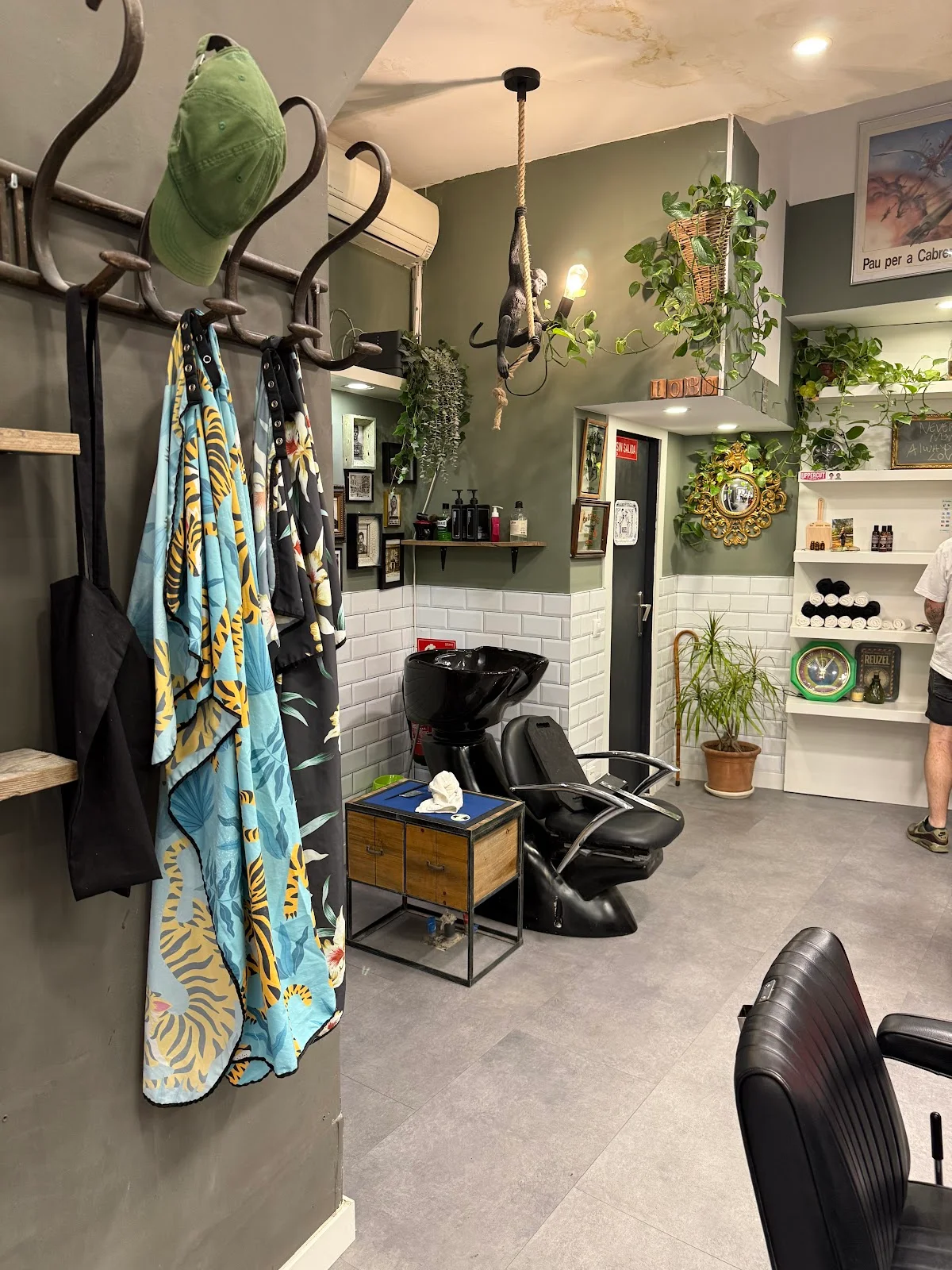 Interior con paneles de madera y sillón de barbero clásico en Lobo Barber and Parlour, Palma