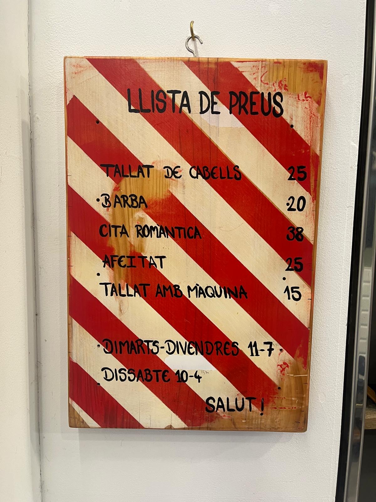 Carta de precios escrita a mano en la barbería